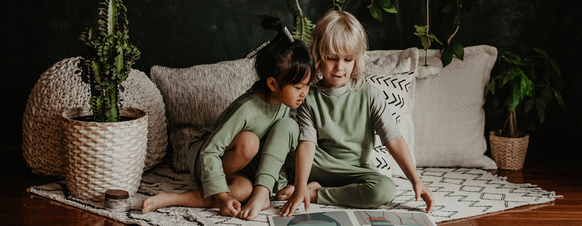 Deux enfants qui lisent un livre