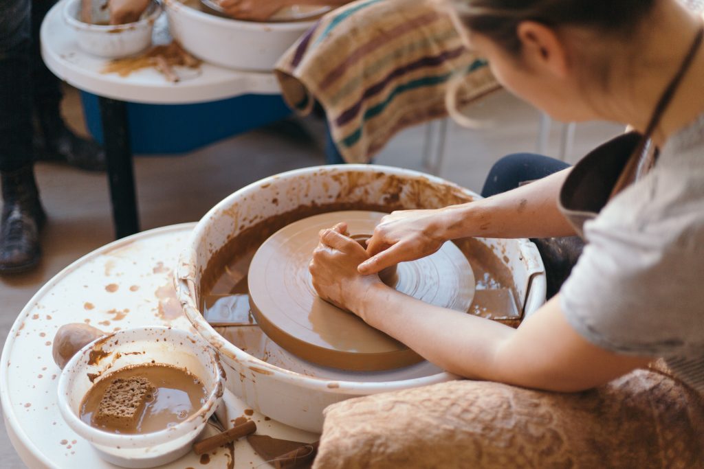 Femme qui fait de la poterie