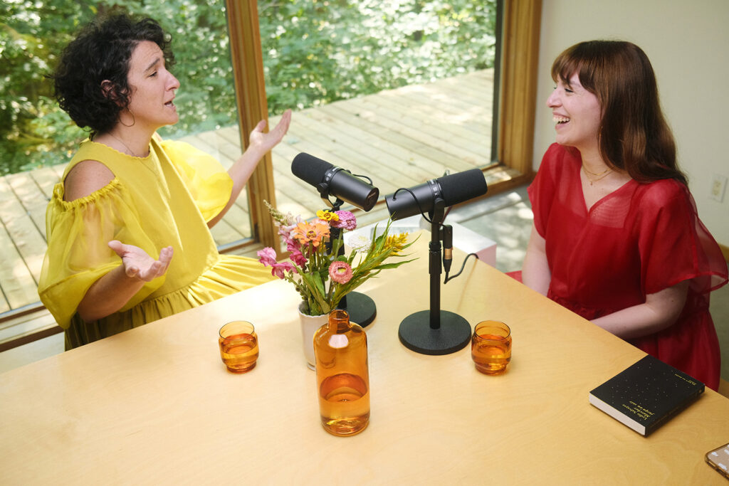 Gabrielle Desmarais et Noémie Vaillancourt pendant l'enregistrement du podcast Objets communs