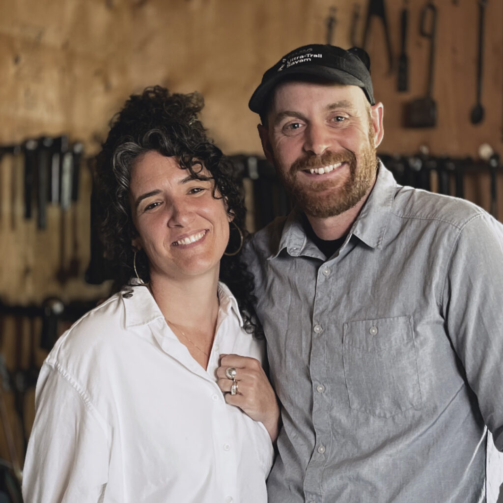Gabrielle Desmarais et Rémi Bédard, forgeron et fondateur de Strobus Forge. Balado Objets communs